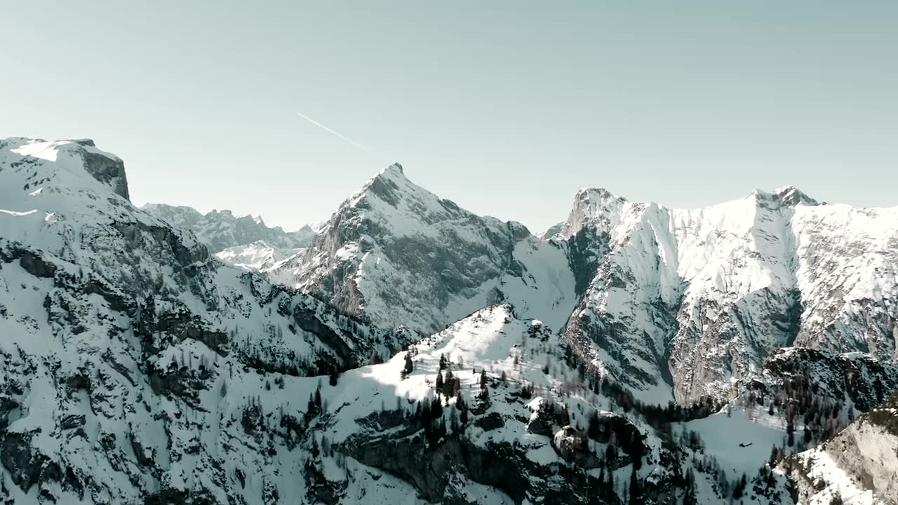 Drohnenaufnahme über verschneiten Gipfeln in Tirol für einen Hotelfilm