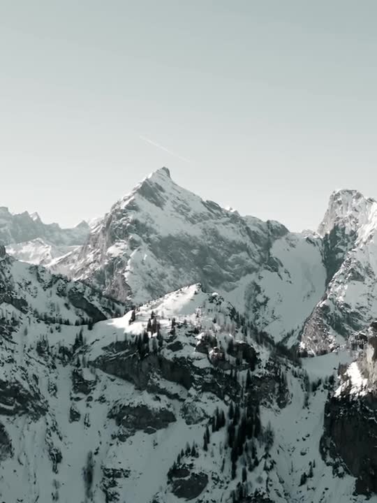 Cinematic Alpenaufnahme aus einem Drohnenflug über Tirol, hochkant für Social Content