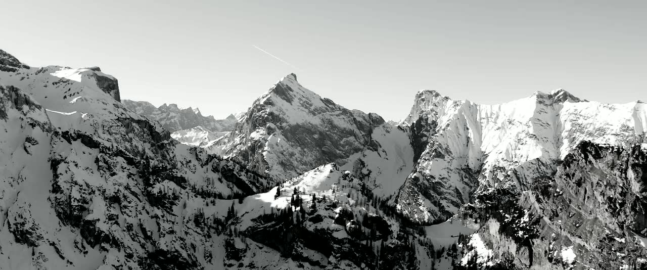 Cinematic Hotelfilm: Totale einer Tiroler Alpenlandschaft im Breitbildformat