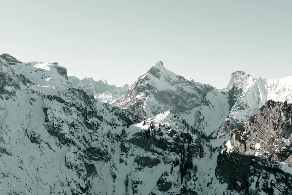 Projektplatzhalter: Cinematic Aufnahme einer Alpenkulisse