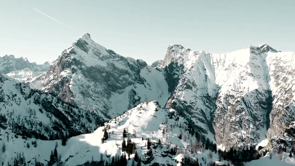 Projektplatzhalter: Luftaufnahme über einem Alpental