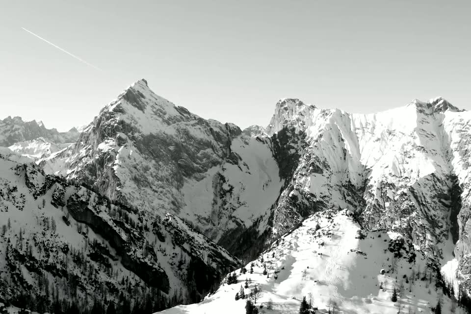 Projektplatzhalter: vertikale Aufnahme einer Bergflanke